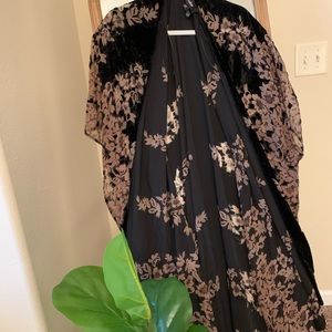 NWOT O/S VICI kimono black velvet brown floral